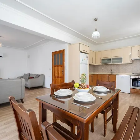 Two Bedroom In Close To Centre 페티예