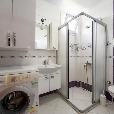 Two Bedroom In Close To Centre 페티예