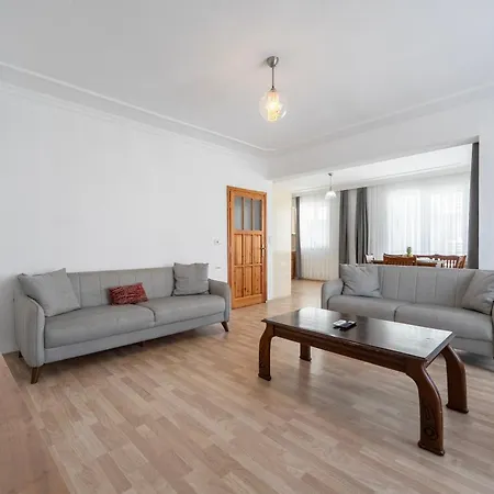 Two Bedroom In Close To Centre Apartment *